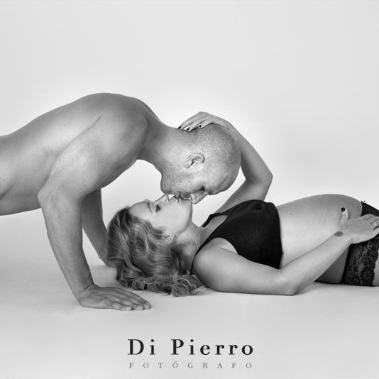 Pareja en sesión de fotos de embarazo en blanco y negro - Sesión ampliada