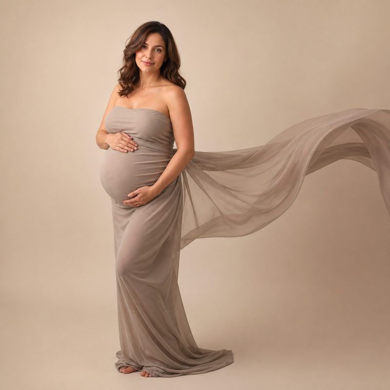 Embarazada con vestido gris en sesión de fotos de estudio - Sesión premium